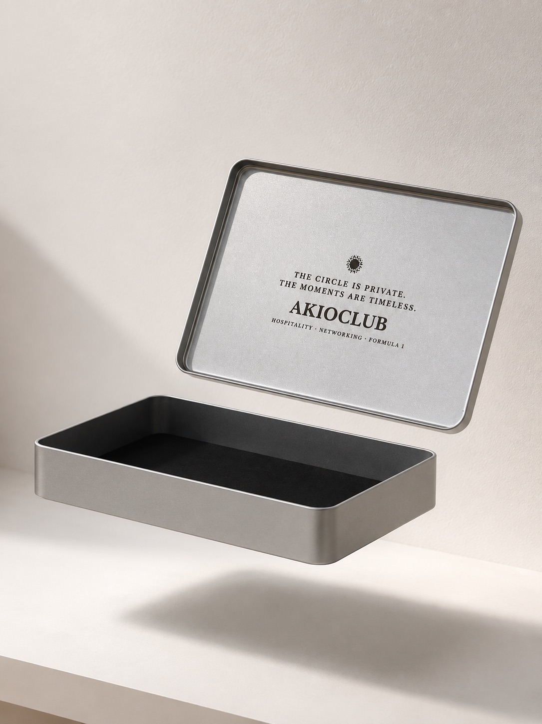Caja metálica grabada con logotipo corporativo para merchandising de evento
