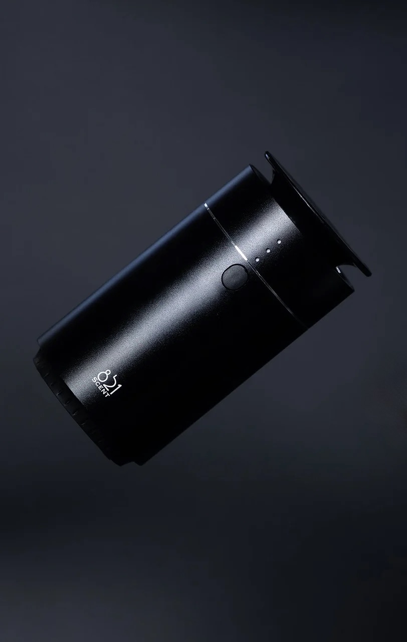 Difusor de producto en aluminio negro con logotipo de marca grabado a láser