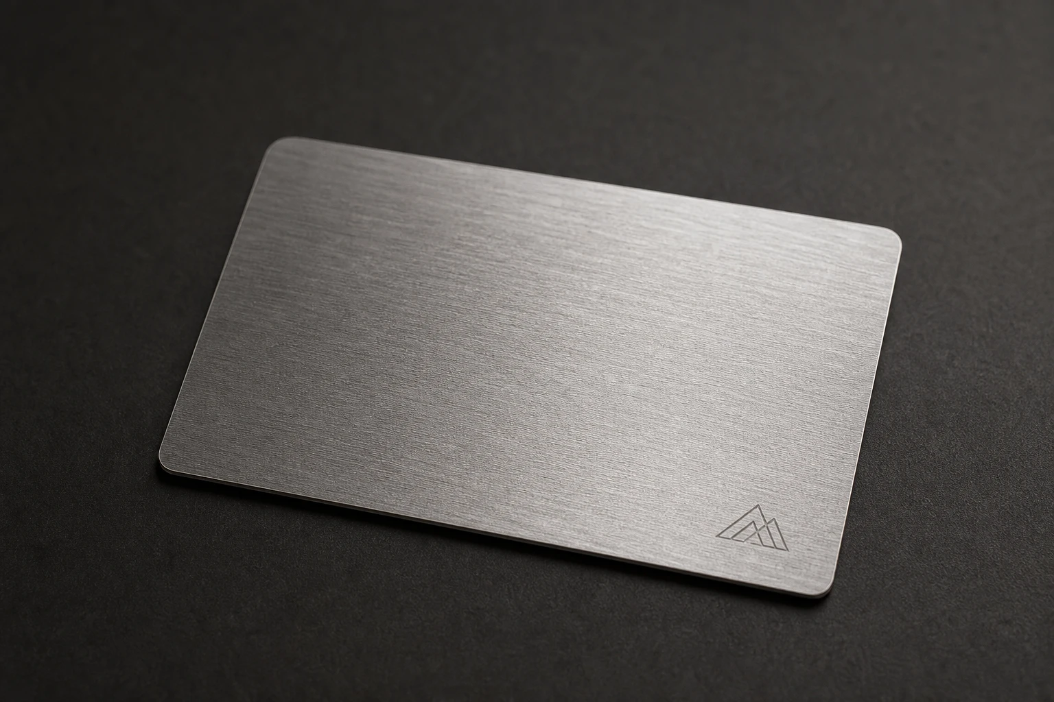 Tarjetas de visita metálicas grabadas en aluminio cepillado