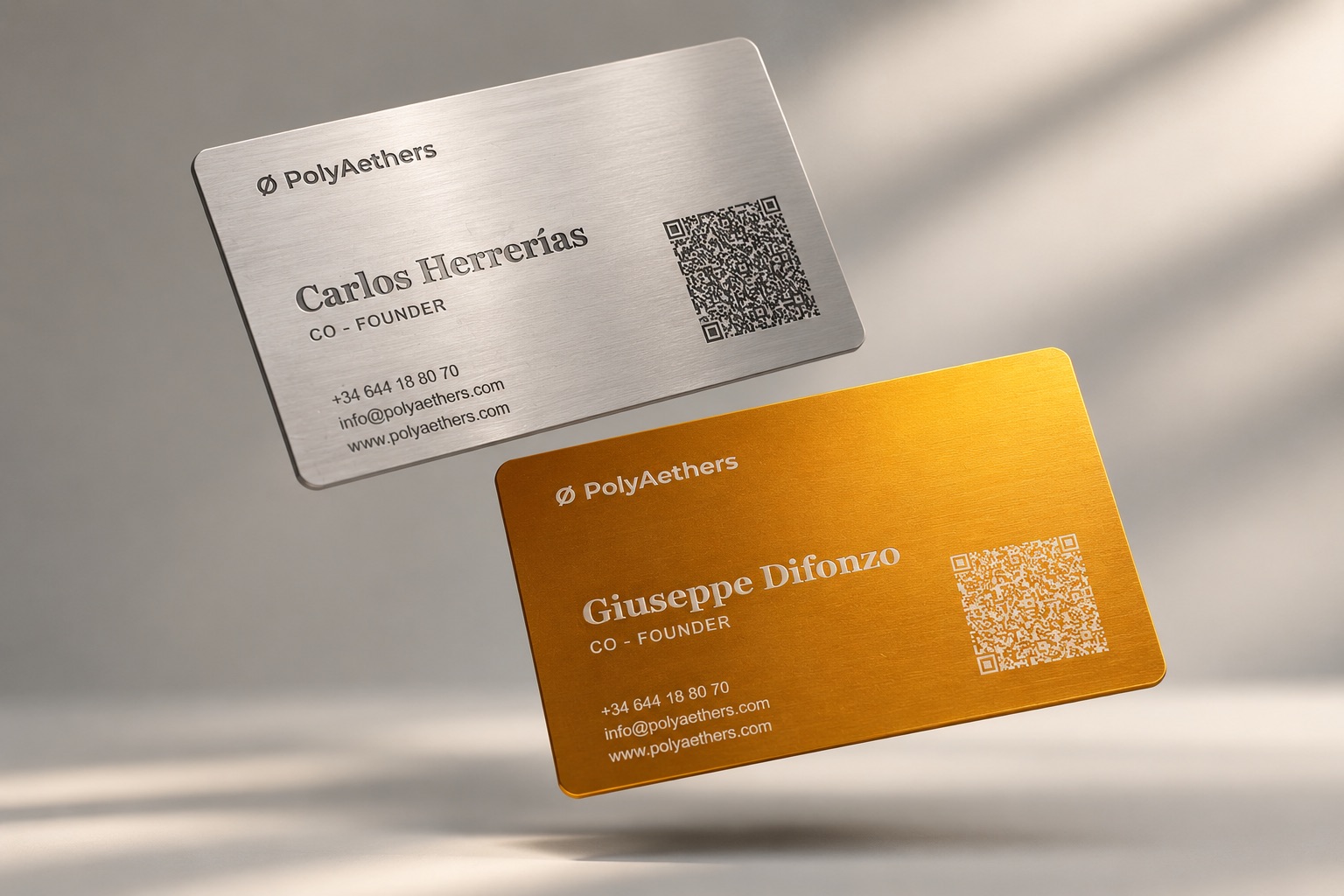 Tarjetas metálicas en aluminio cepillado acabado plata y oro con grabado láser y código QR