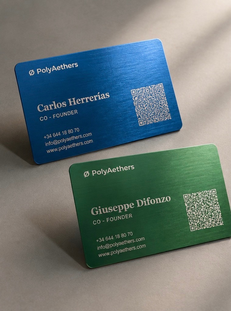 Tarjetas metálicas en aluminio cepillado acabado azul y verde con grabado láser y código QR