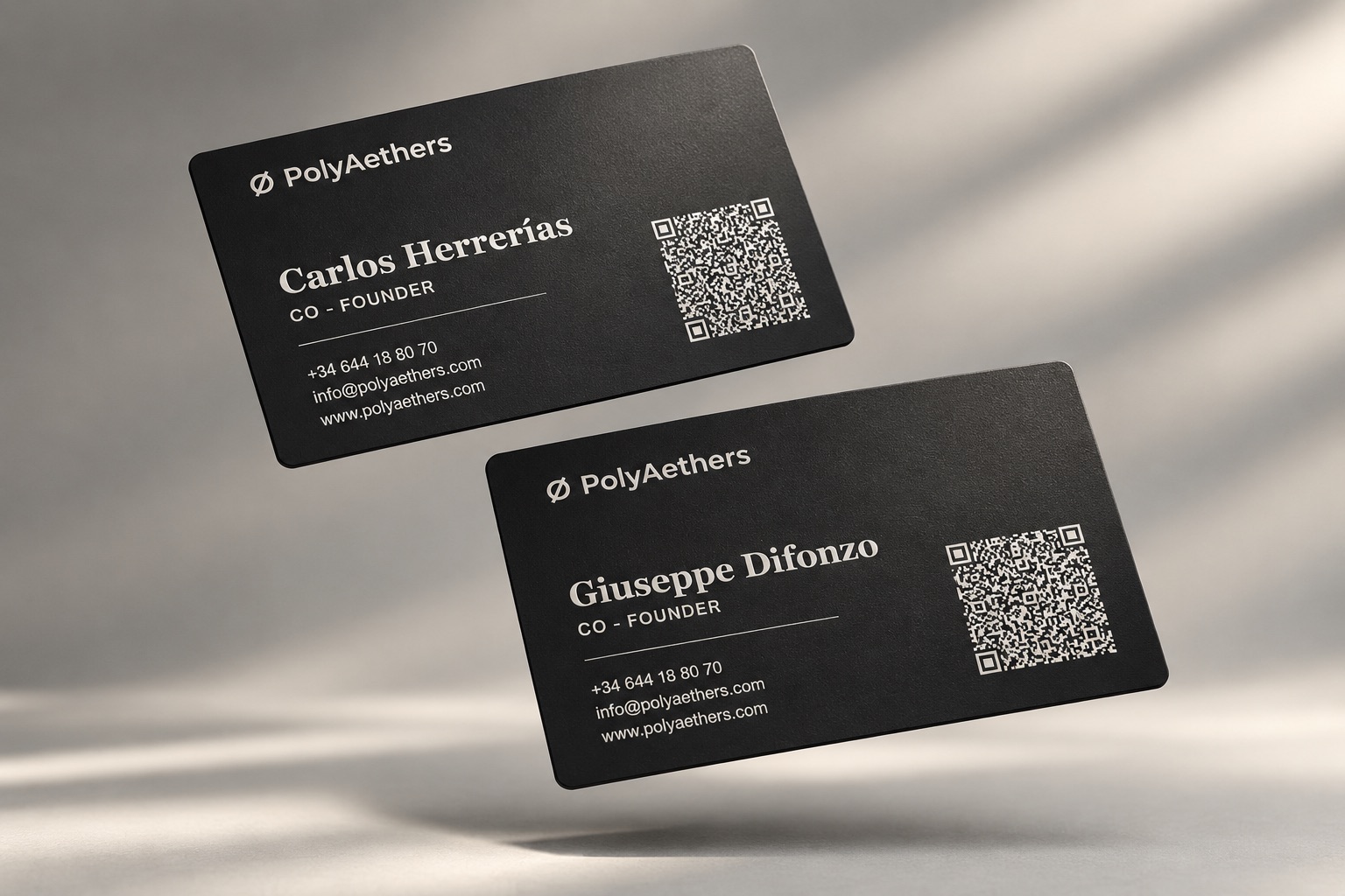 Tarjetas metálicas en aluminio cepillado acabado negro con grabado láser y código QR