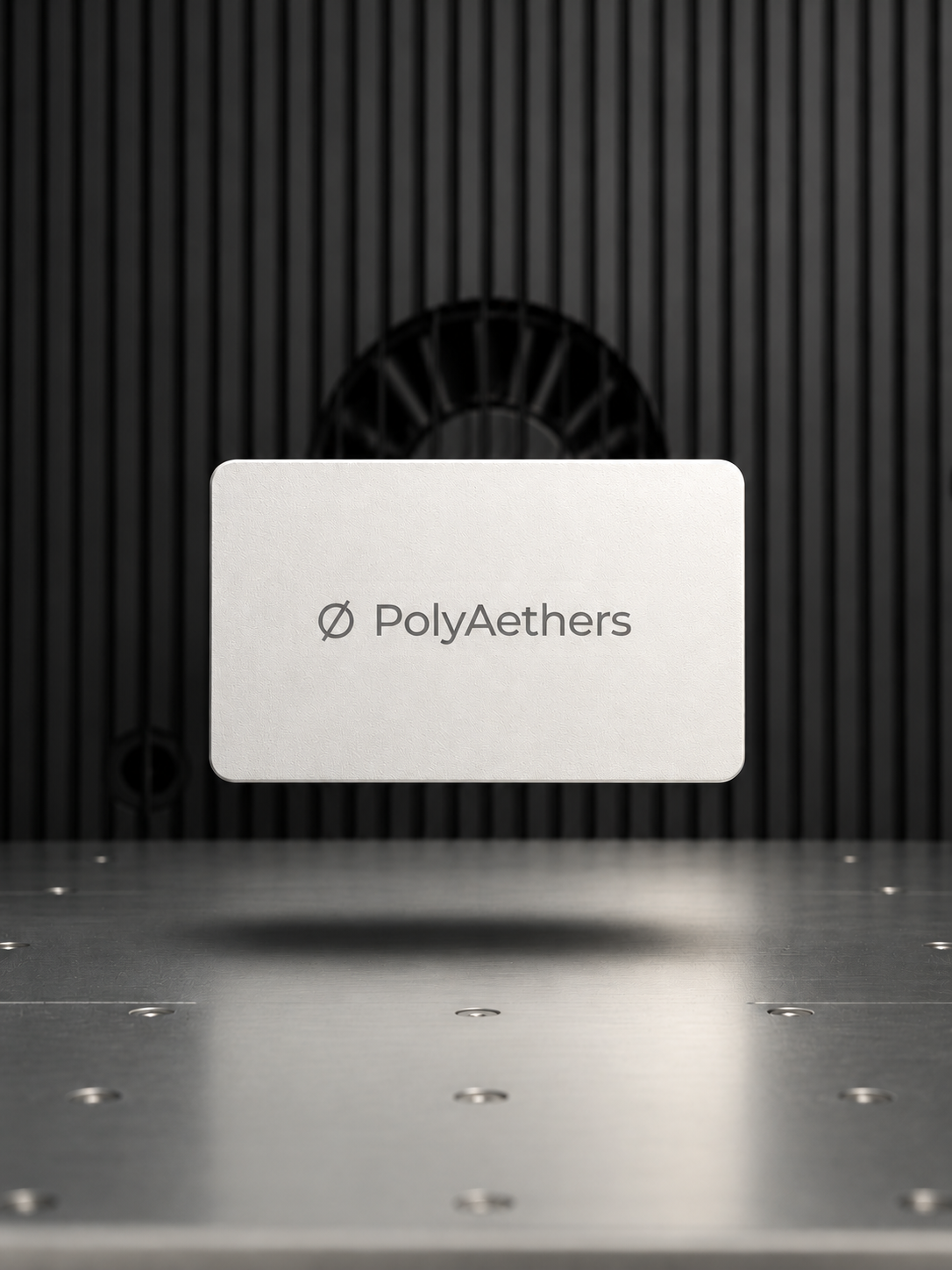 Tarjeta metálica con logotipo grabado a láser sobre la bancada de la máquina